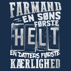 FARMAND, EN SØNS FØRSTE HELT Design